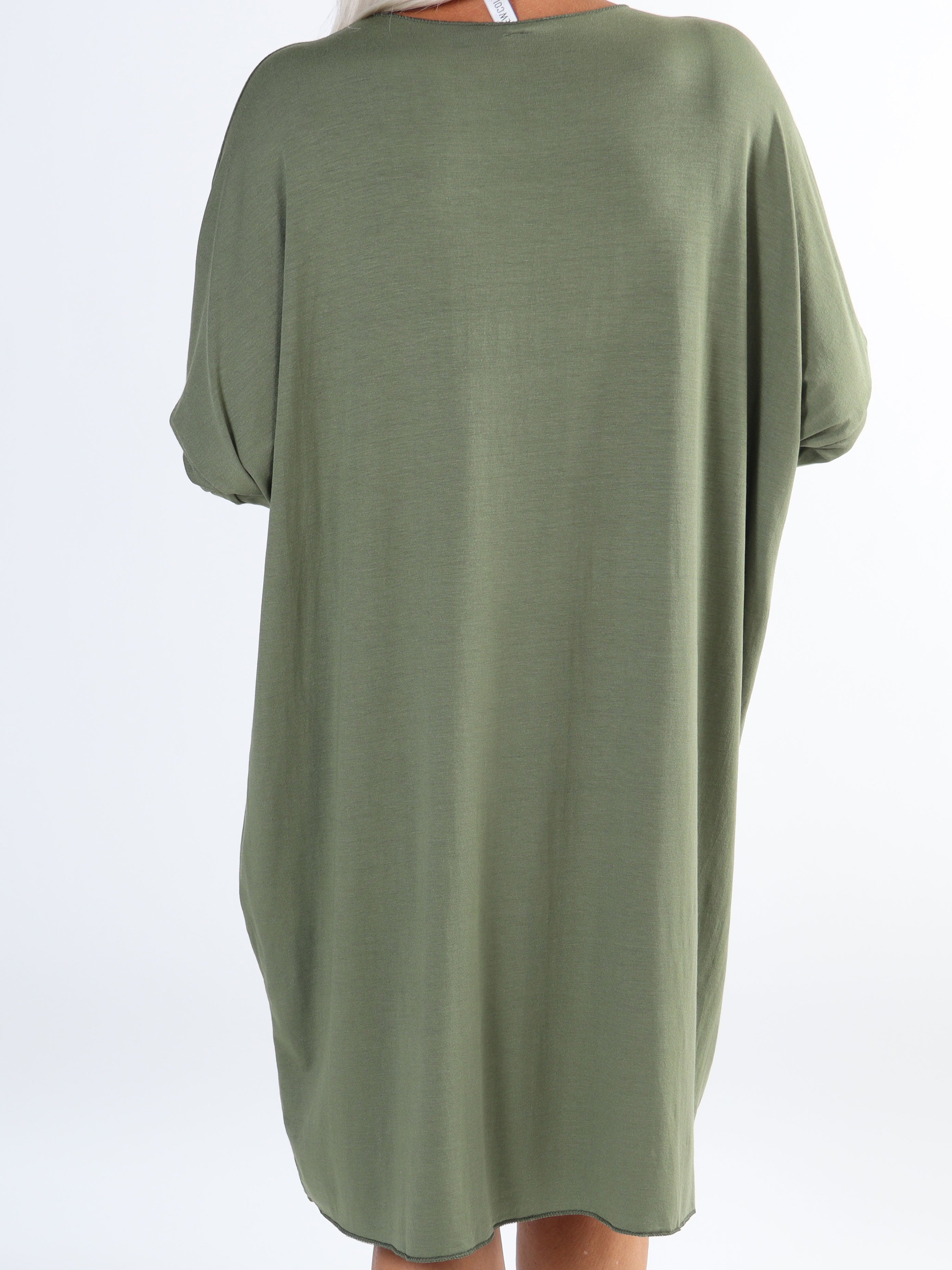 Vogue Long Sleeve - Langærmet plus size kjole i viskose med guld skrift